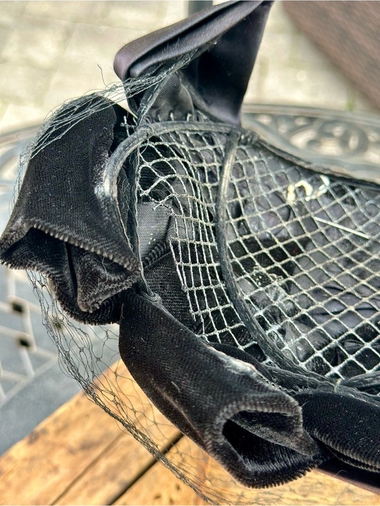 Vintage 1950s or 60s Velvet Cocktail Hat Birdcage Veil Satin Bow Fascinator main image 9
